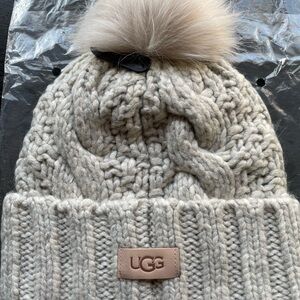 Authentic New UGG Women’s Cable Knit Beanie with fur Pom Pom One Size light gray